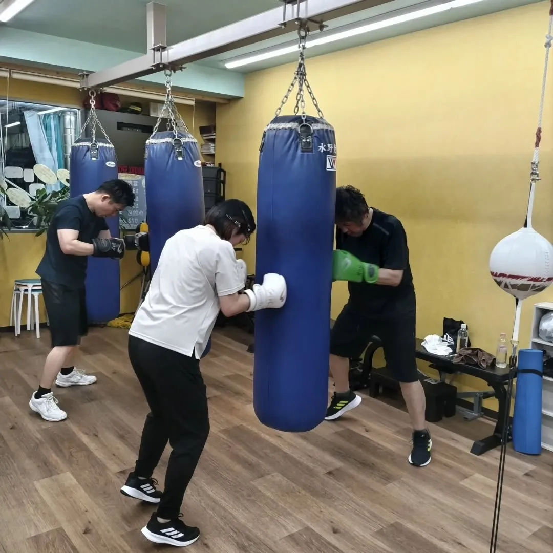 フィットネストレーニング風景~シャドー~イメージマス~